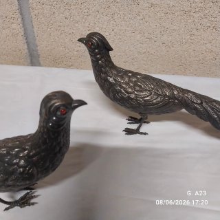 Figuras de pájaros de metal.