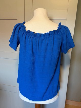 Blusa azul eléctrico con escote elástico