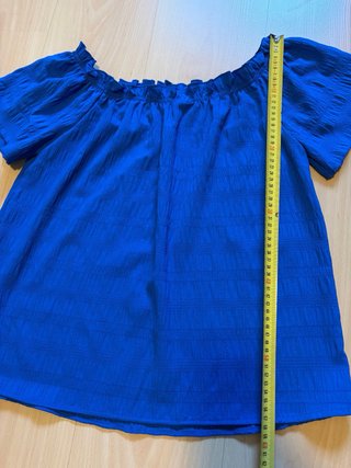 Blusa azul eléctrico con escote elástico
