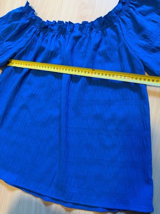 Blusa azul eléctrico con escote elástico