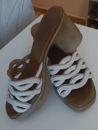 Sandalias cuña blancas y marrones