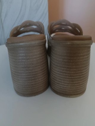 Sandalias cuña blancas y marrones