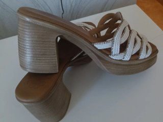 Sandalias cuña blancas y marrones