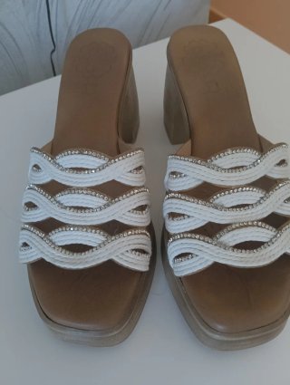 Sandalias cuña blancas y marrones