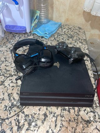 PS4 Pro con Mando y Cascos Gamer