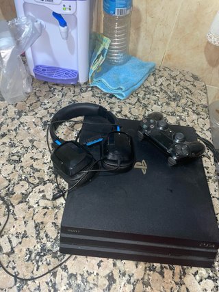 PS4 Pro con Mando y Cascos Gamer