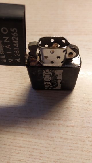 Accendino nero vintage.