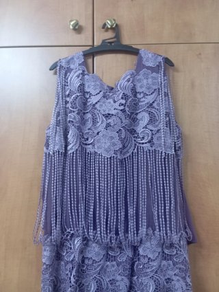 Elegante vestido morado con flecos