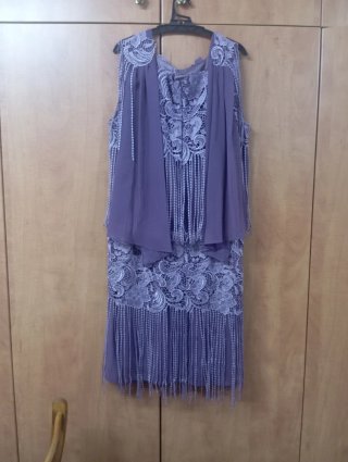 Elegante vestido morado con flecos