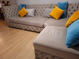 Sofá Chesterfield.