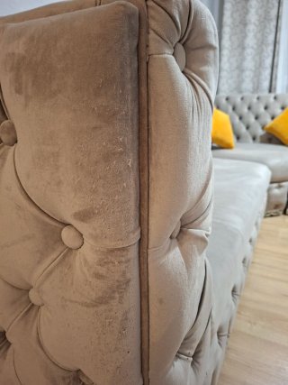 Sofá Chesterfield.