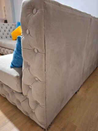 Sofá Chesterfield.