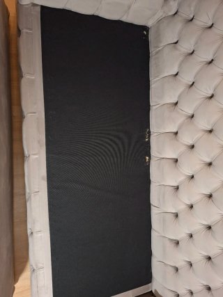 Sofá Chesterfield.
