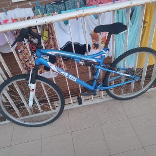 Bicicleta de montaña azul