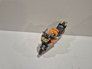 Maqueta Moto Honda RC211V Rossi 1/12