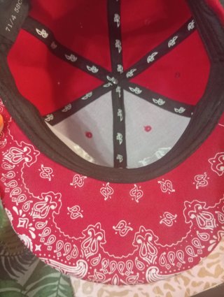 Gorra plana roja con bandana blanca