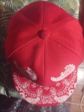 Gorra plana roja con bandana blanca