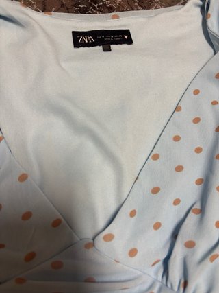 Vestido azul de Zara con lunares