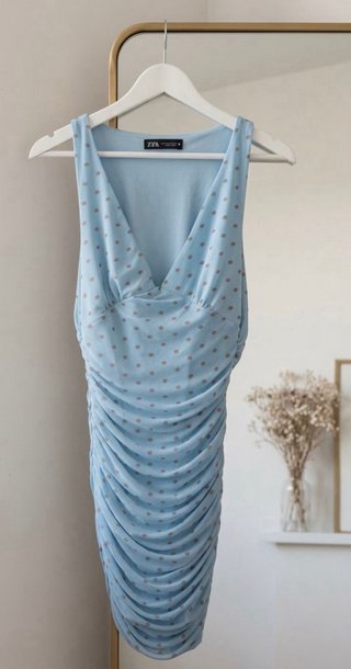 Vestido azul de Zara con lunares