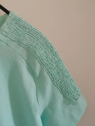 Top bonito con cuello joya y brocado