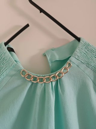 Top bonito con cuello joya y brocado