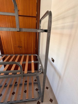 Litera triple metálica con somieres de madera