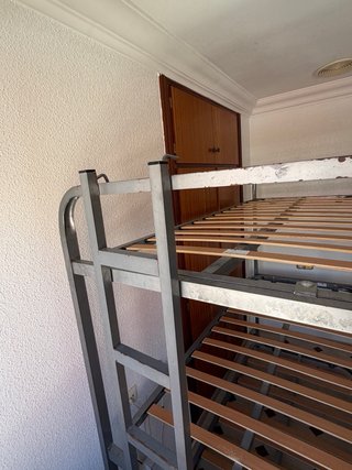 Litera triple metálica con somieres de madera