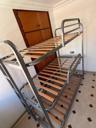 Litera triple metálica con somieres de madera
