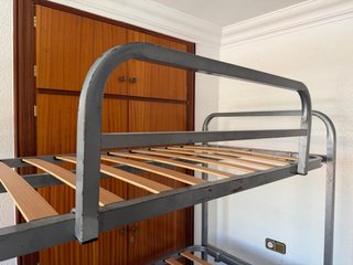 Litera triple metálica con somieres de madera