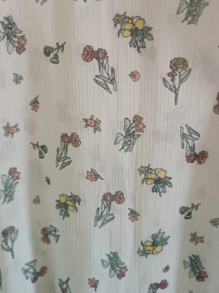 Blusa blanca con volantes y estampado floral