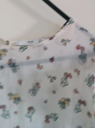Blusa blanca con volantes y estampado floral