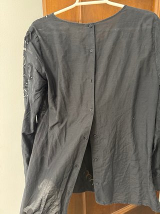 Camisa negra Massimo Dutti bordada