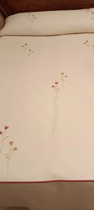 Cortinas beige con detalle rojo