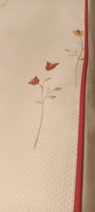 Cortinas beige con detalle rojo