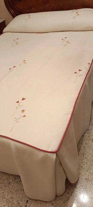 Cortinas beige con detalle rojo