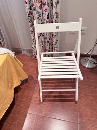 Silla decorativa blanca de madera