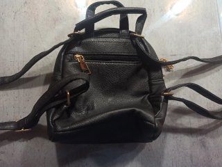 Mochila negra pequeña elegante