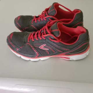 Zapatillas Nakil Negras y Rojas