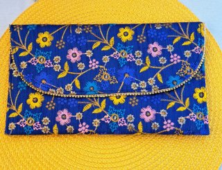 Bolso de fiesta azul con bordado floral