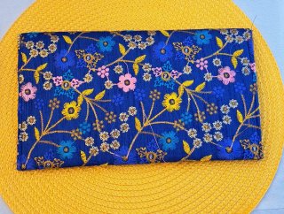 Bolso de fiesta azul con bordado floral