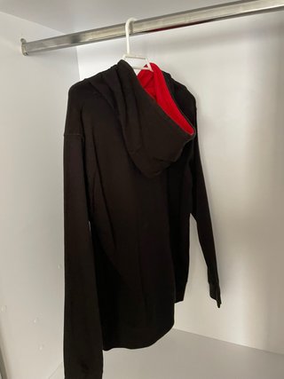 Sudadera Negra INSIDE con Cordones Rojos.