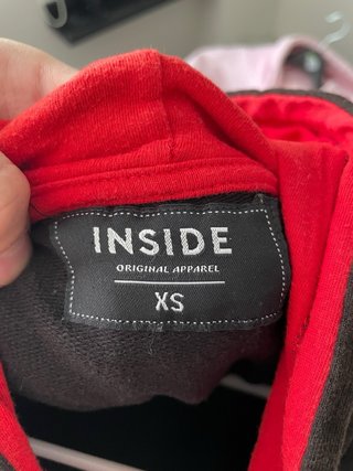 Sudadera Negra INSIDE con Cordones Rojos.