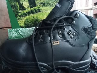 Botas de seguridad a estrenar de piel negras