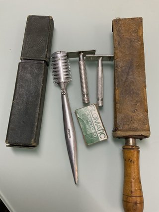 Navaja de afeitar antigua con estuche: filarmónica