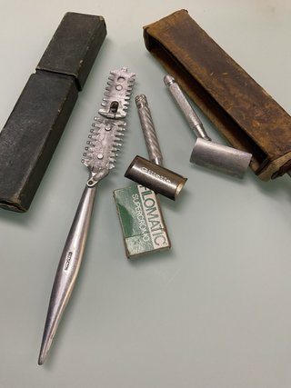 Navaja de afeitar antigua con estuche: filarmónica