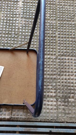 Mesa plegable azul metálica y de madera.