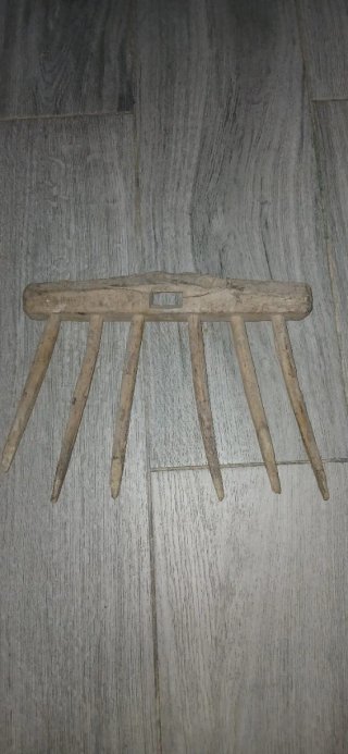 Tabla de lavar y rastrillo de madera