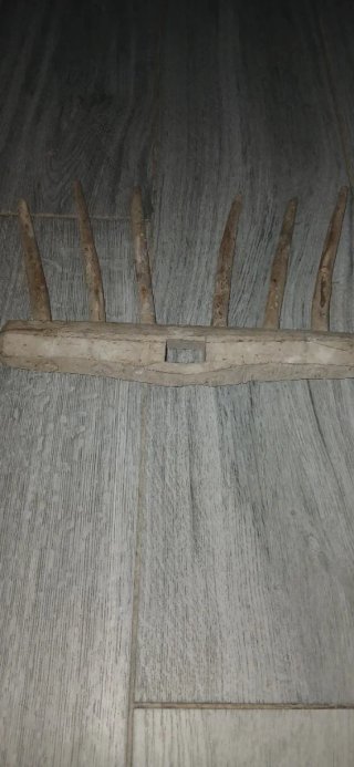 Tabla de lavar y rastrillo de madera