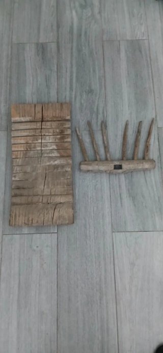 Tabla de lavar y rastrillo de madera