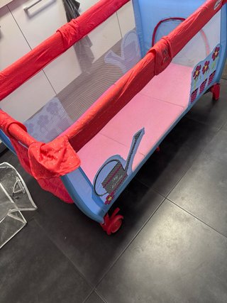 Cuna de viaje y colchón